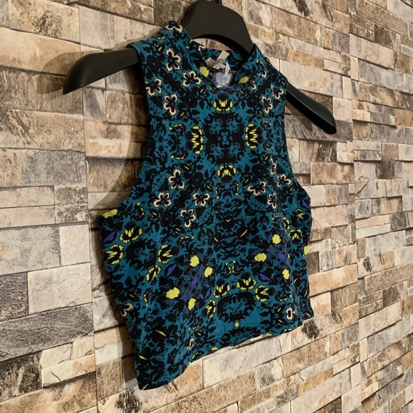 Kirra Geometric Print Crop Top - Picture 3 of 6